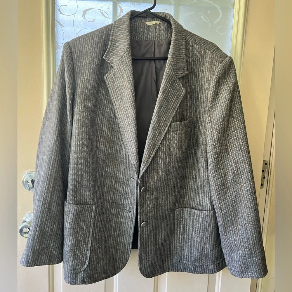 Jonathan Richard size 42 wool blend two button sports coat. Gray striped vintage